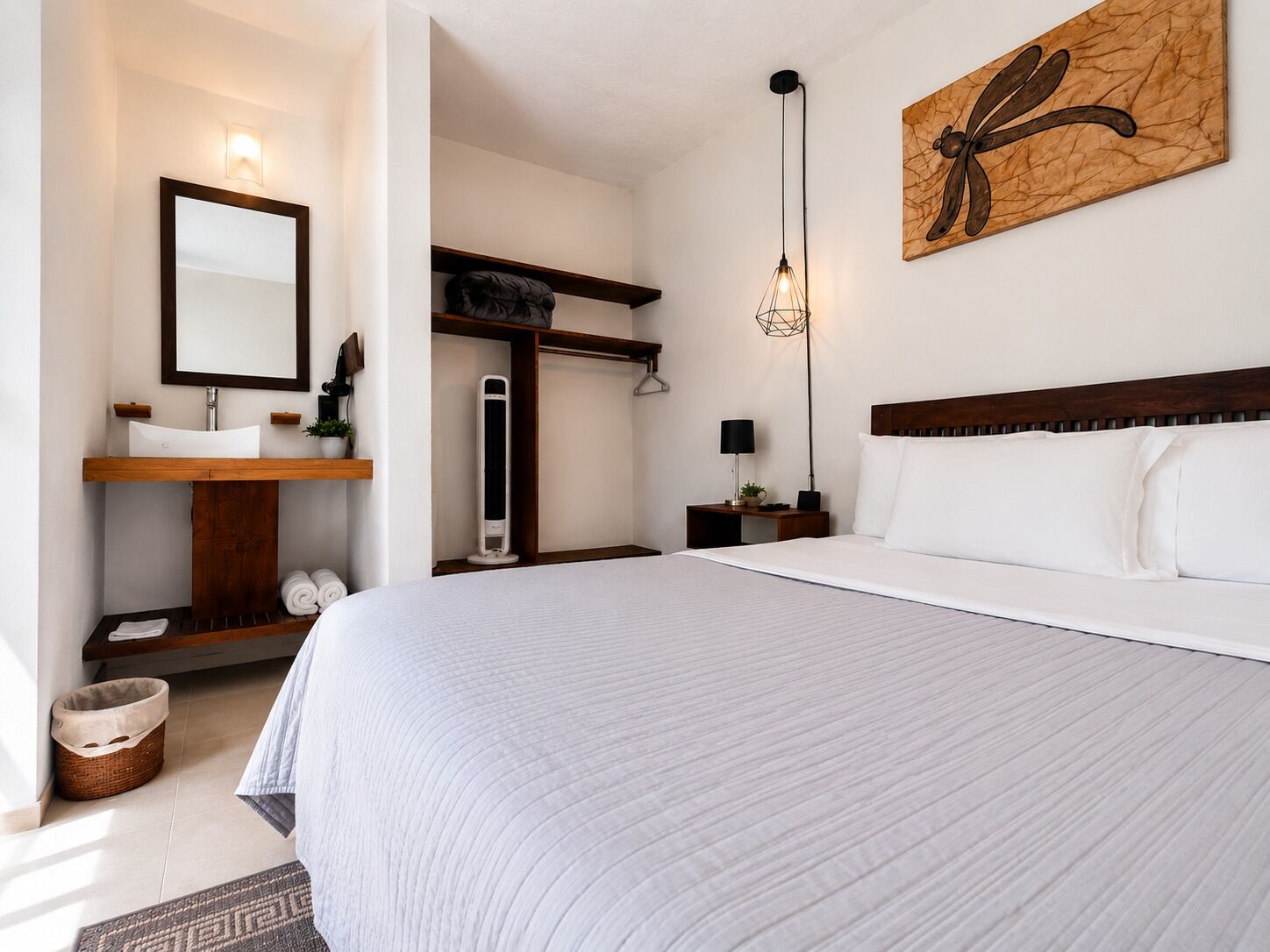 Habitación Estándar — cama, escritorio y ventana al jardín