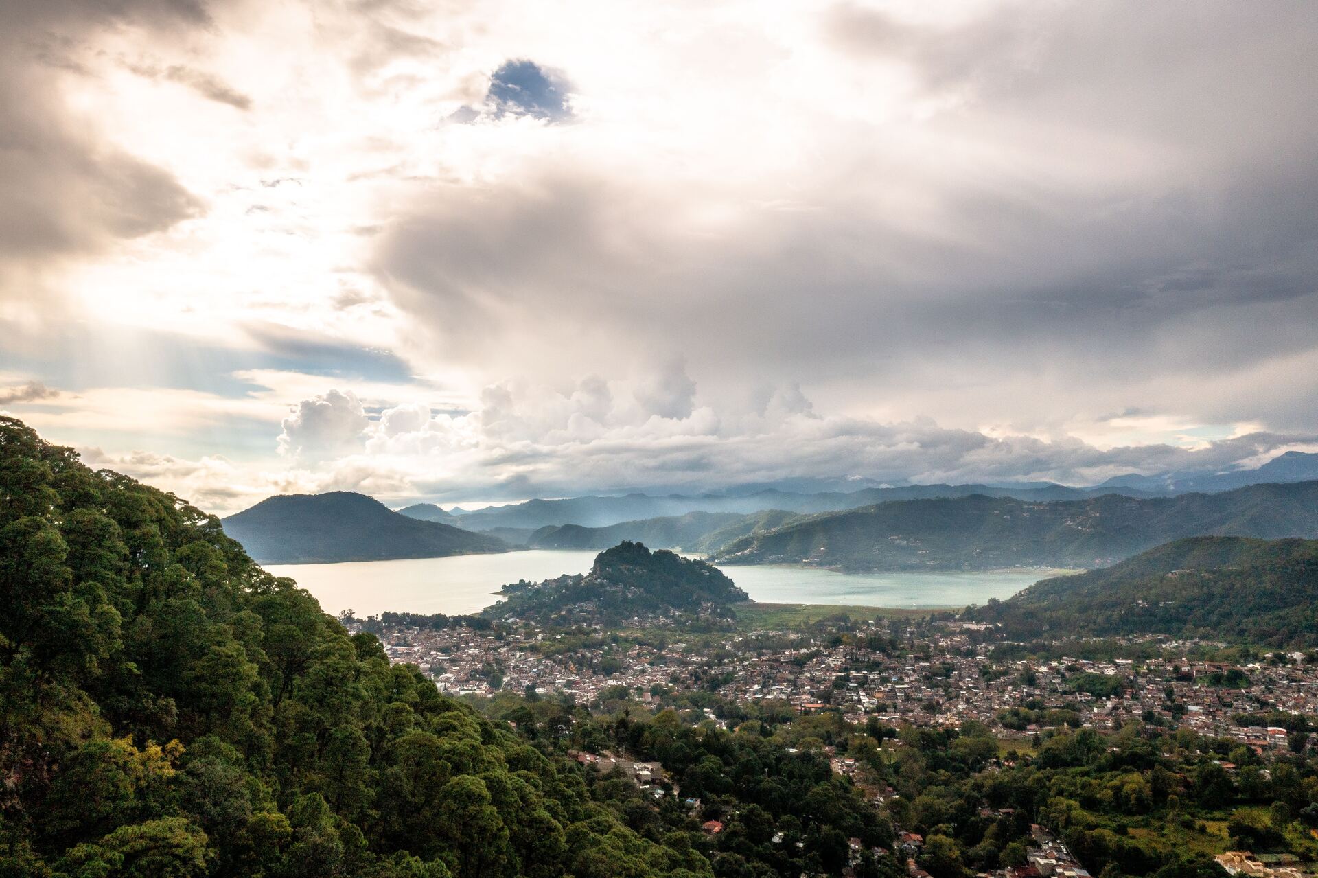 Lago de Valle de Bravo — a solo 5 km del hotel